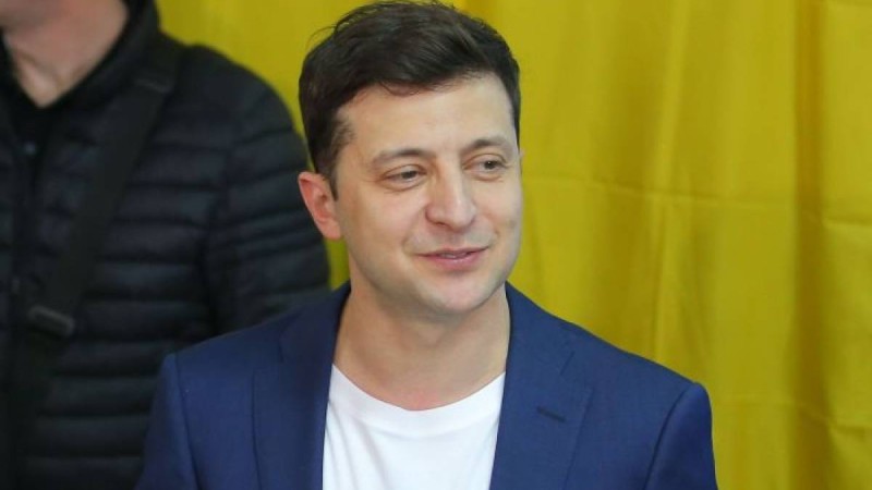 Зеленский жиналыс кезінде біртүрлі қылық жасап отырды – видео