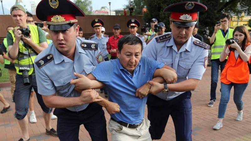 Астана күні полиция адамдарды қалай ұстады?