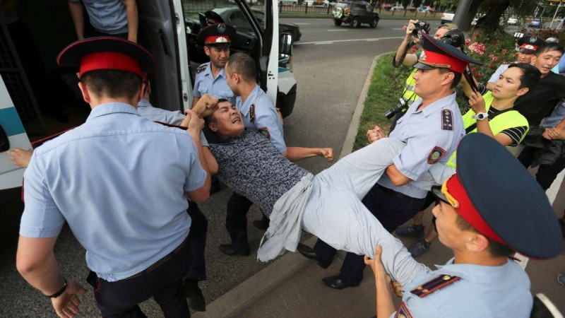 Алматы мен Нұр-Сұлтанда полиция ондаған азаматты ұстады