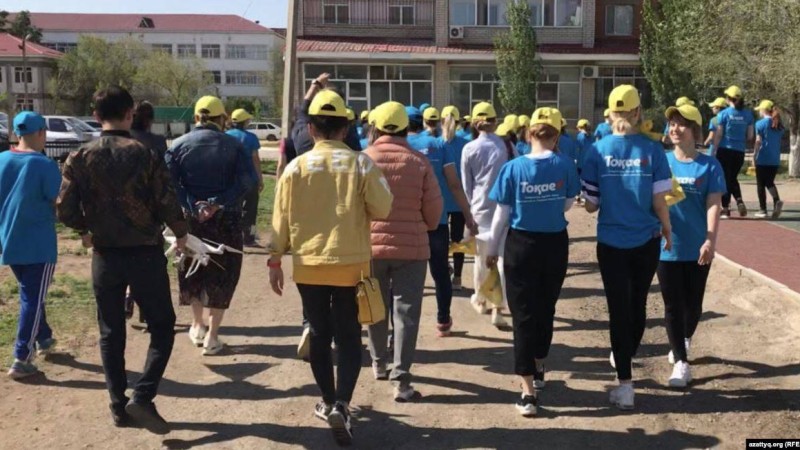 Билік кандидатының тегі жазылған киімдегі шәкірттерді қай шараға дайындады?