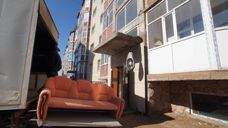 "Отырамыз ба тозып?" Қарағандыда құлап қалған үйдің тұрғындары шу көтерді  