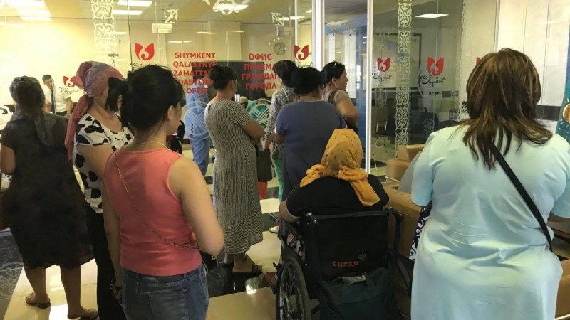 Шымкентте бір топ әйел жәрдемақы мен үй мәселесін шешуді талап етті