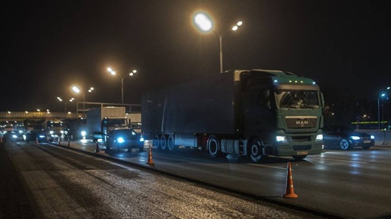 Алматыда такси ұстап тұрған екі қыз бен жігіт қайғылы жағдайға тап болды