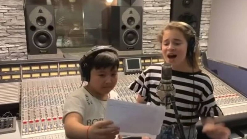 Ержан Максим мен Микелла Абрамова дуэт болып ән айтты