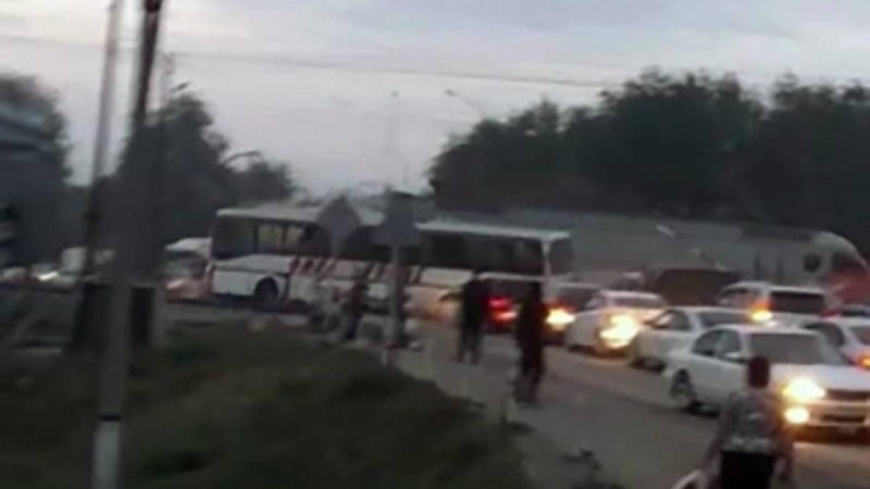 Шымалған станциясында пойыз автобусқа соғылды: 2 адам көз жұмыс, 7 адам жарақаттанды
Үлкен жылдамдықпен келе жатқан пойыз жолаушылар автобусына соғылған