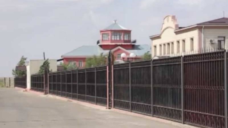 Хан сарайындай: Қызылорда облысында әкімдер зәулім үйлерде тұрып жатыр
Қоғам белсендісі: Кейбір тұрғындар баспанаға зәру болып отырғанда, әкімдердің мұндай үйде тұруы дұрыс емес