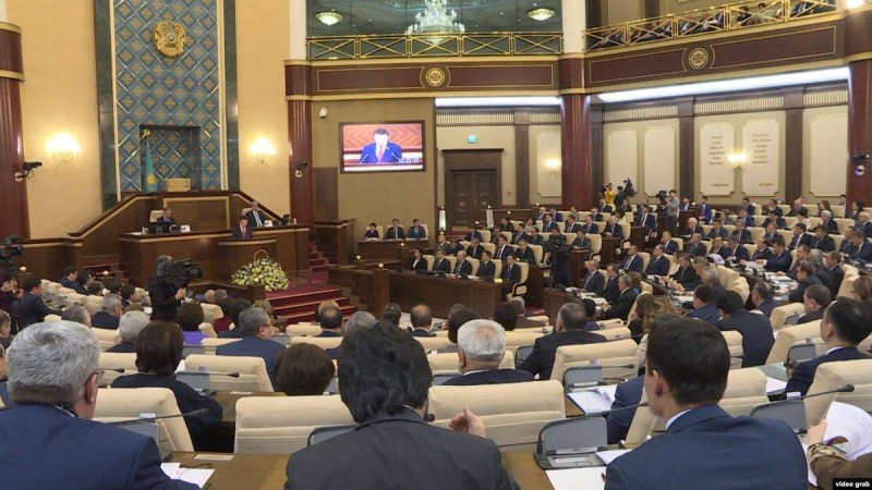 Парламент даулы заңдар сессиясынан соң демалысқа кетті