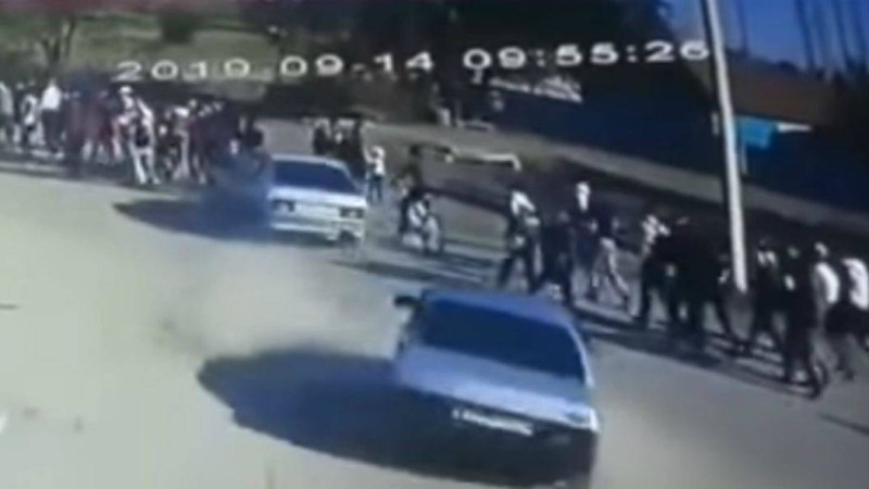 Ақтөбе облысында көлік бір топ адамды қағып кетті (видео)
Полицияның баспасөз қызметі 20 жастағы жігіттің көлікті жүргізуге рұқсат беретін құжаты жоқ екенін мәлімдеді