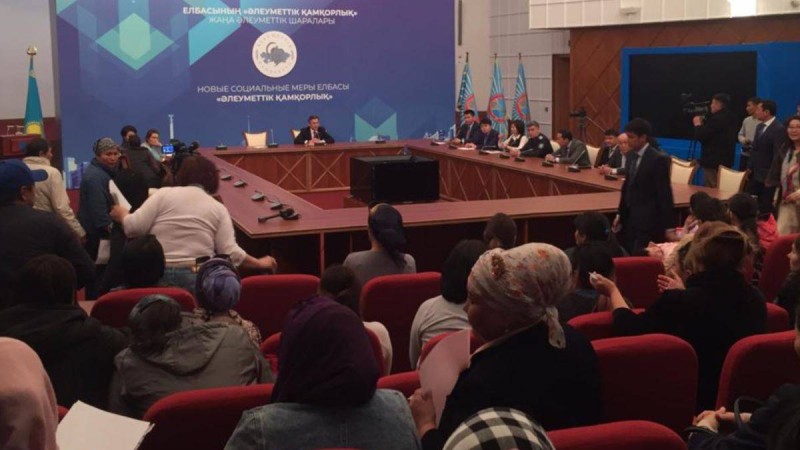 Астанада жетпіске жуық наразы ананы әкім Сұлтанов қабылдады