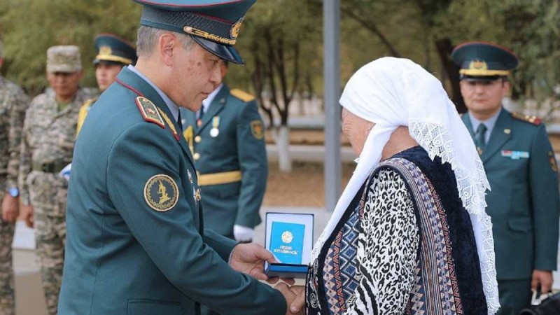 Арыста қаза тапқан әскери қызметкерлердің жанұясына мемлекеттік марапат табысталды
Қайтыс болған әскери қызметкерлерге құрмет белгісі ретінде бір минут үнсіздік сақталды.