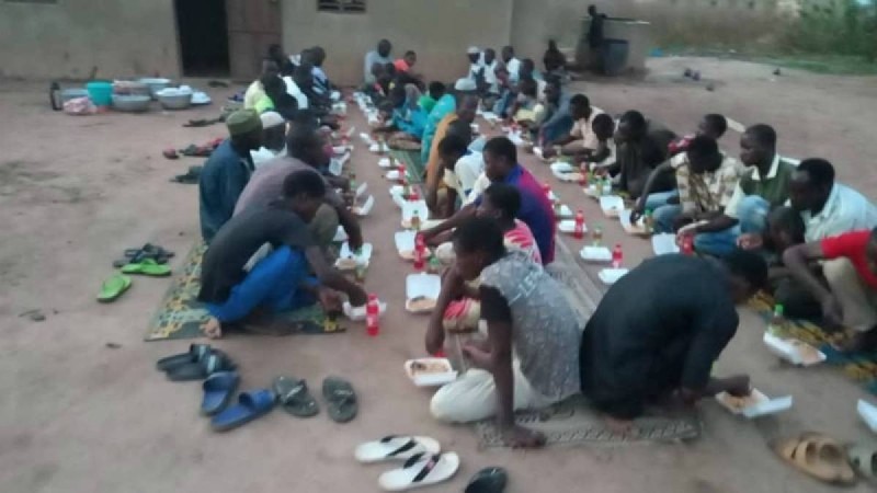 Қазақстандық жастар Африкада 250 адамға ауызашар асын берді                                Жастар елімізде ауызашар беріп жатқандар көп болғандықтан, Африкадағы мұқтаж жандарды тамақтандыруды ұйғарыпты