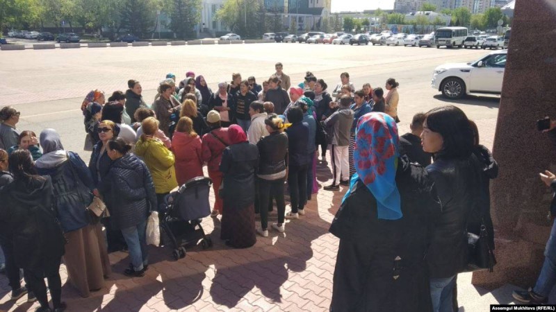 Ондаған наразы ана Назарбаев пен Тоқаев қатысатын форумға бара жатыр