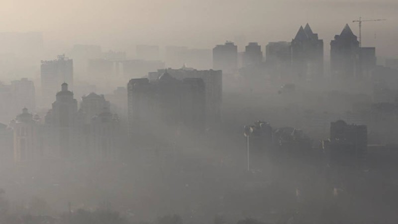 Алматы аспанын сұр бұлт қаптады: тұрғындар күйік иісіне шағымданып жатыр