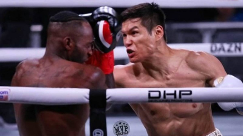 "Жарайсың, азамат!": Елеусінов жеңіліп көрмеген америкалықты бірінші раундта нокаутқа жіберді (видео)
Жекпе-жек Нью-Йорк қаласында өтті