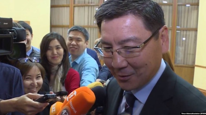 Министр Жұмағалиев 9 мамырдағы бұғаттау туралы сұрақтан қашқақтады