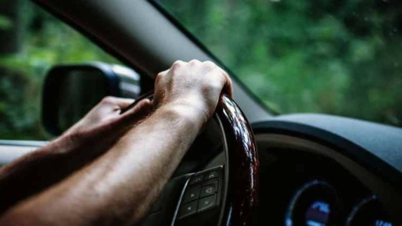 Қазақстанда жүргізуші куәлігінсіз көлік тізгіндегендерді қылмыстық жауапқа тартпақ
Жүргізуші куәлігінен айырылғандар көлік тізгіндесе, 50 мың теңгеге дейін айыппұл төлеуі мүмкін