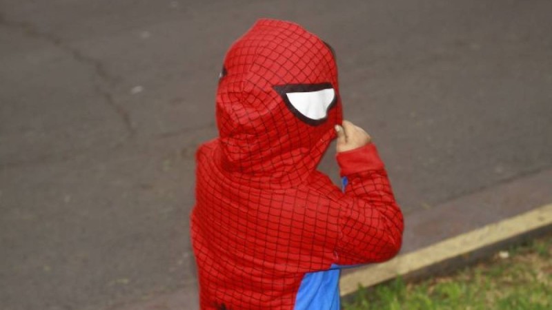 Өрмекші адам болып ойнап жүрген бала сегізінші қабаттан секіріп кетті