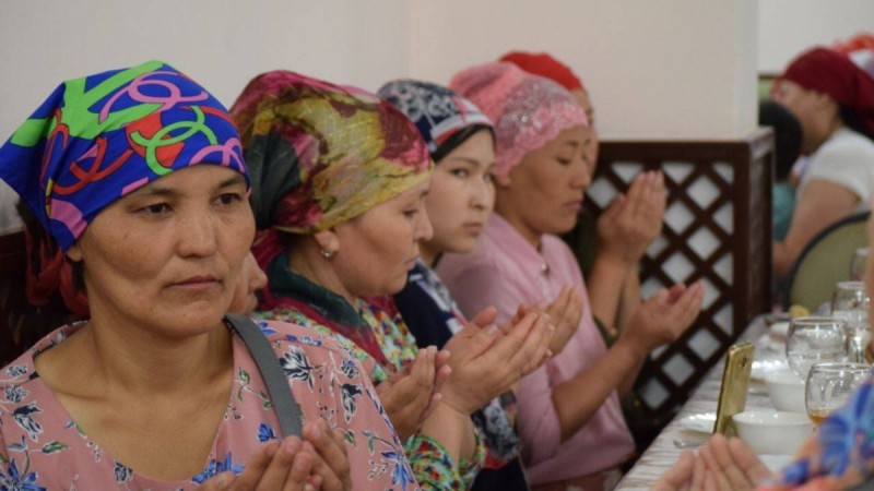 Ақтөбеде көп балалы аналар Астанадағы өртте мерт болған бес қызды еске алды