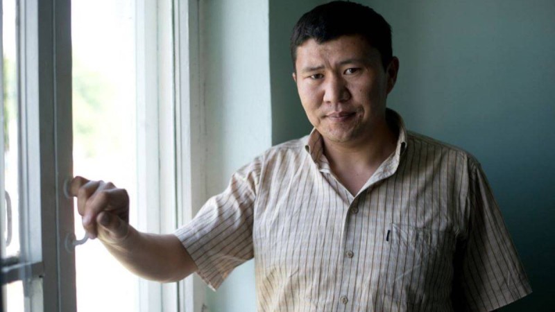 Ошта белгісіз біреулер Азаттық тілшісіне күш көрсетті (видео)