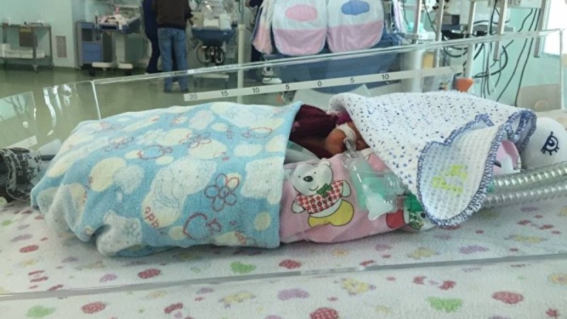 Әйел перзентхана терезесінен екі сәбиді лақтырып жіберді