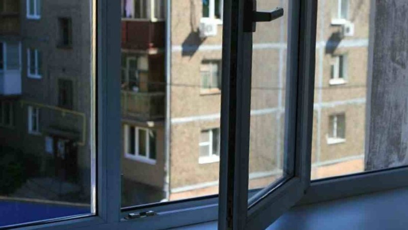 "Мұғалім есікті жауып кеткен": Алматыда бірінші сынып оқушысы мектептің терезесінен құлап кетті
Бала түрлі жарақатпен ауруханаға жеткізілді