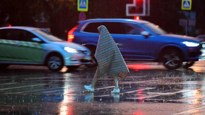 Ақтау жаңалықтары: ер адам әйелдердің қысқа көйлегін киіп көшеге шықты
