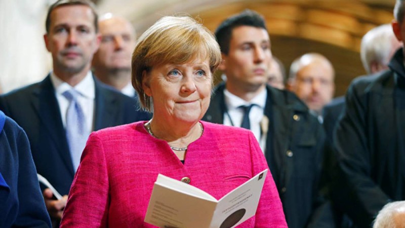 Германия канцлері Ангела Меркельдің ұшағын көлік қағып кетті