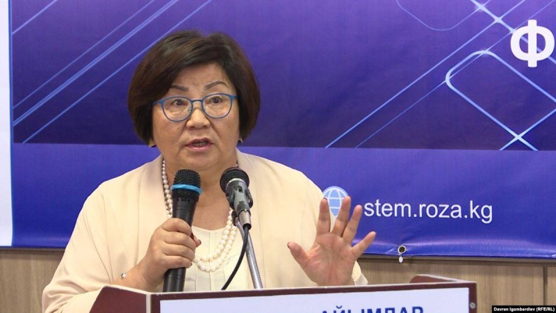 Отунбаева Атамбаевты экс-президент мәртебесінен айырған парламент шешімін қолдады