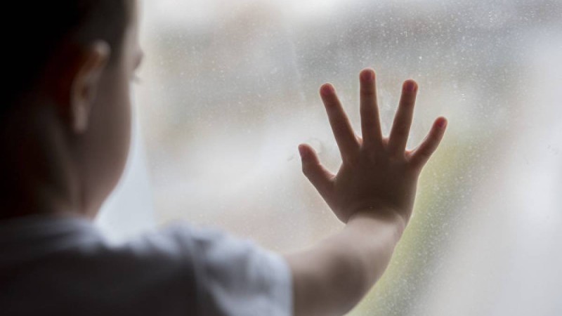 Екі сәби мен бойжеткен көпқабатты үйдің терезесінен құлап кетті