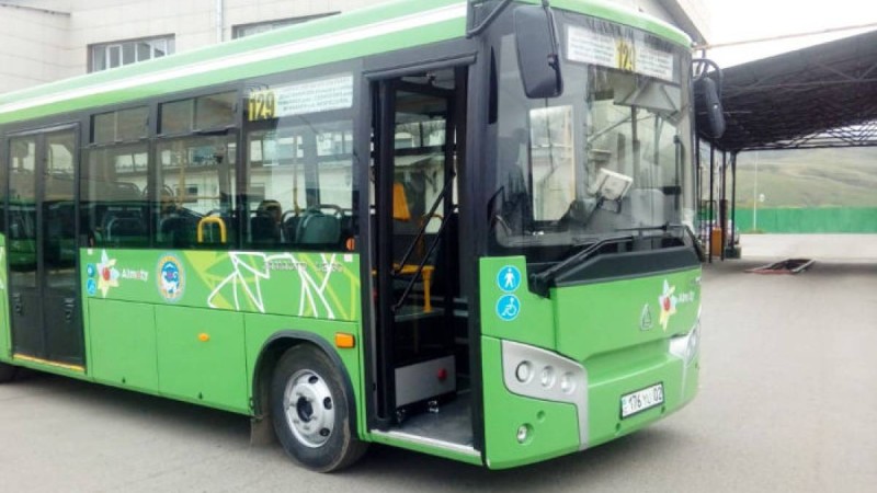 автобус кілт тоқтап, әжей жолаушылардың астында қалды