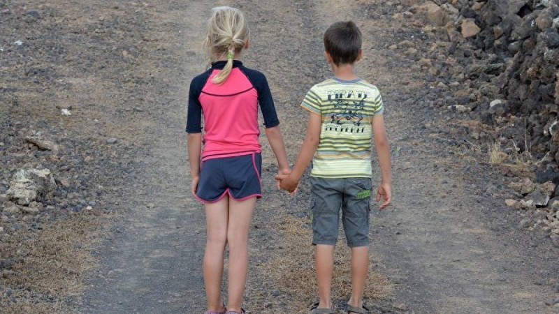 Петропавл тұрғыны балаларының қол-аяғын байлап, жүксалғышқа қамап кеткен