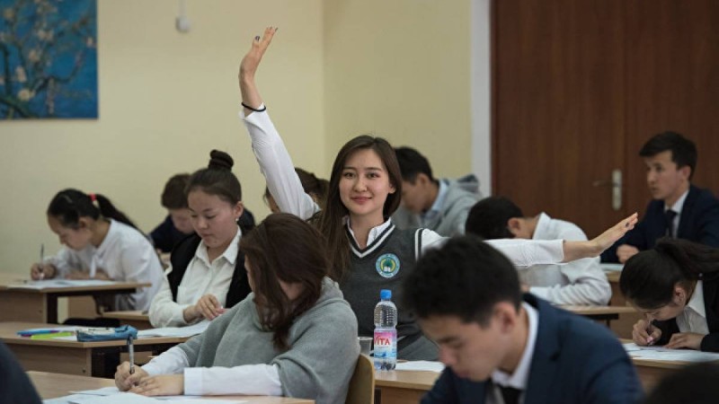 Асхат Аймағамбетов мектеп жиһазына қатысты сауалға жауап берді