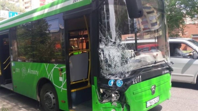 жолаушылар автобусы жол апатына ұшырады
