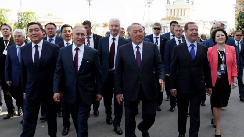 Назарбаев Путинге сыйлық жасады – фото