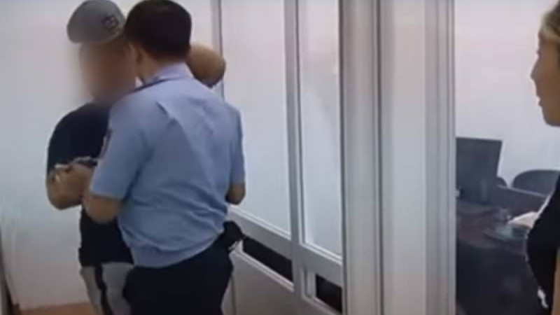 Алматыда "Медеу" мұз айдынының дәретханасында жас қызды зорлаған ер адамға сот үкімі шықты
Жәбірленуші: Оның әйелі мені жайыма қалдырмайтынын айтты