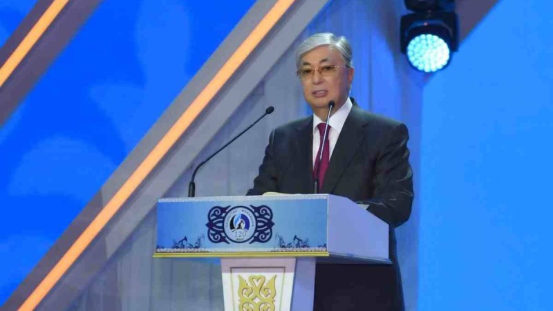 Тоқаев: Қазақстан президенттік басқару формасындағы мемлекет болып қалу керек
Мемлекет басшысы: Еліміздің қоғамдық-саяси өмірін өзгертпей реформалау мүмкін емес