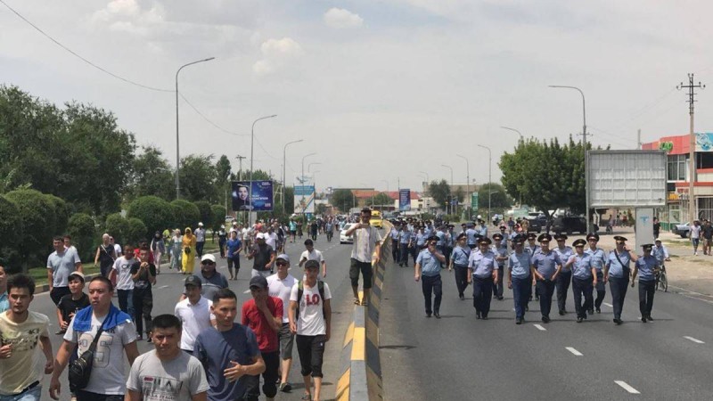 Жүздеген наразы арыстық Шымкент орталығына шерулетіп бара жатыр