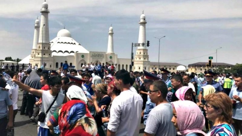 "Мені тыңдаңыздар, біз бірге болуымыз керек": Шөкеев Шымкентте наразы халықпен кездесті
Арыс халқы радиация туралы қауесетке сеніп отырғанын айтты