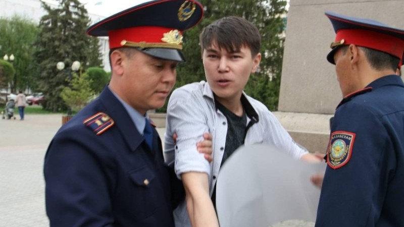 Оралдық белсенді алаңға бос плакат ұстап шыққан: Полиция оның әрекетін бағалау үшін прокуратураға жүгінді - Қазақстан жаңалықтары