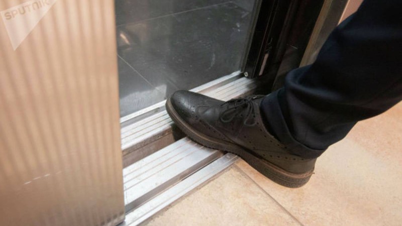 Алматыда лифт батырмаларына әдейі түкіріп кеткен ер адам өз әрекетін түсіндірді