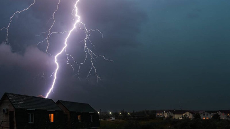 Найзағай жарқылы Нұр-Сұлтан тұрғындарының зәресін ұшырды – фото, видео