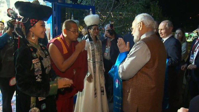 Ресей президенті Үндістан премьеріне тікұшақты өзі таныстырды – видео