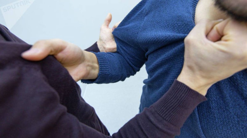 Адамға шабуыл жасаған боксшының ұсталған сәті видеоға түсіп қалды