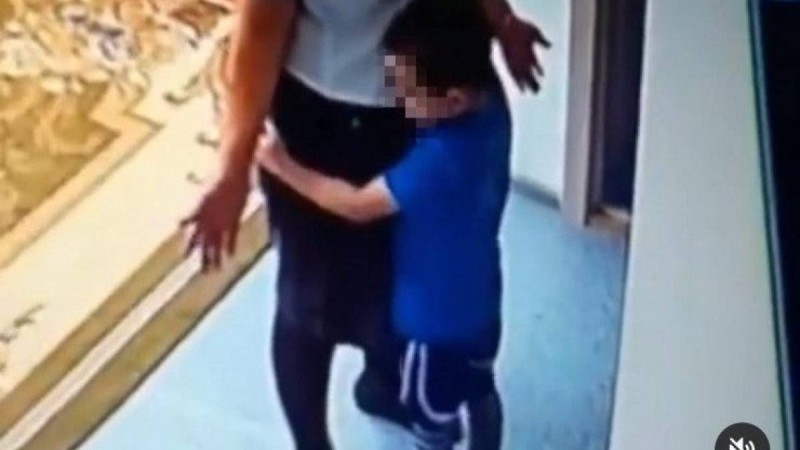 Құшақтағанына қарамай: Атырауда баланы аямай ұрған тәрбиеші жұрттың жағасы ұстатты