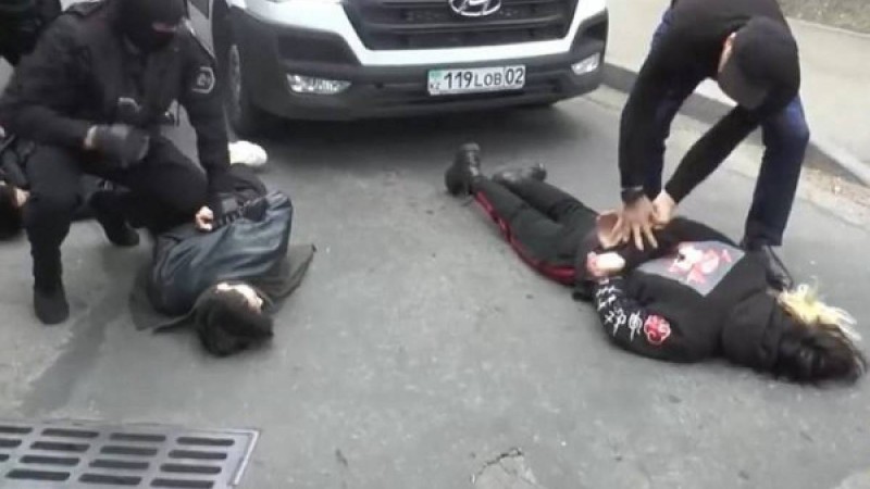 Танымал эстрада әншілеріне ұйымдасқан қылмыстық топ құру айыптары тағылды