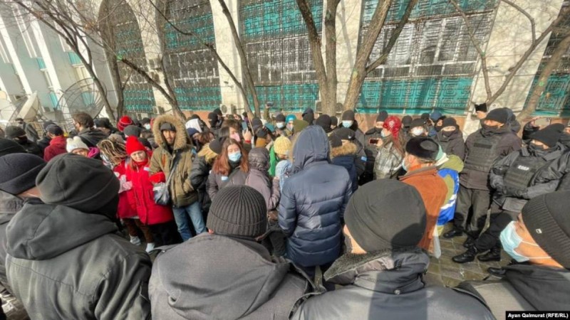 Алматыда белсенділер құрбандарды еске алуға жиналды. Арнайы жасақ оларды қоршап алды