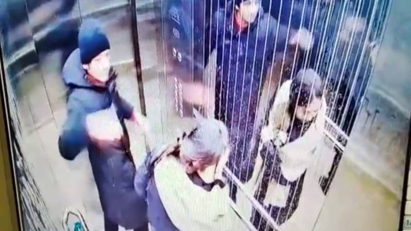 Астана лифтілерінің бірінде еркек әйелді ұрып жіберді