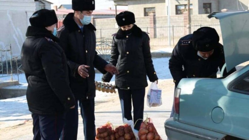 Түркістан облысында полицейлер мұқтаж отбасыларға азық-түлік үлестірді