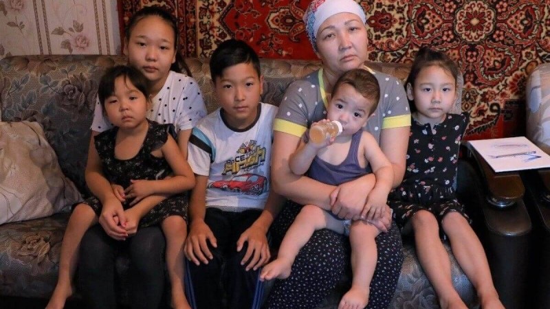 "Қақаған аязда қайда барайын": Бес баласын жалғыз тәрбиелеген әйел көмек сұрады