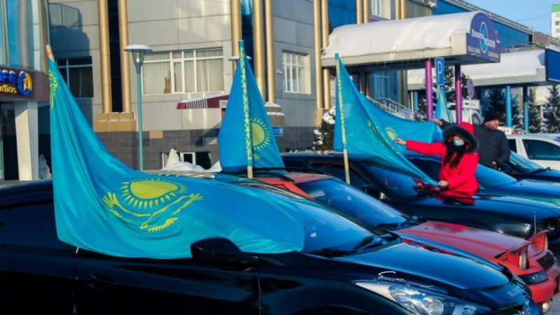 Қазақстандықтар Тәуелсіздік мерекесінде көшеге көк туды ұстап шықты (фото, видео)